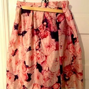 Lovely satin feminine floral skirt. 10/10